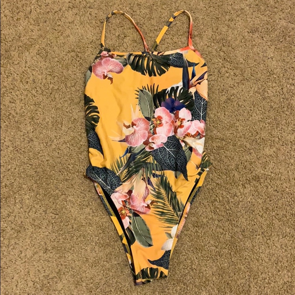 Hawaiian print Scotty Jolyn one piece! 🤩🌺